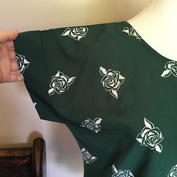 🎉 Green Rose Print Short Sleeve Top - Picture 4 of 7